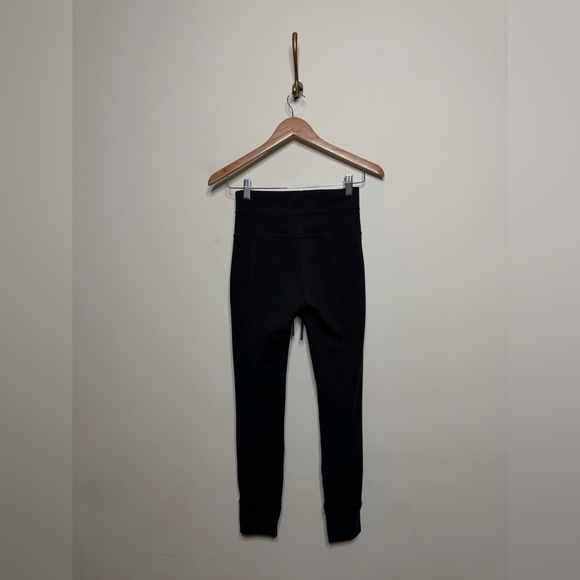 Vuori Daily Legging in Black - Picture 8 of 8